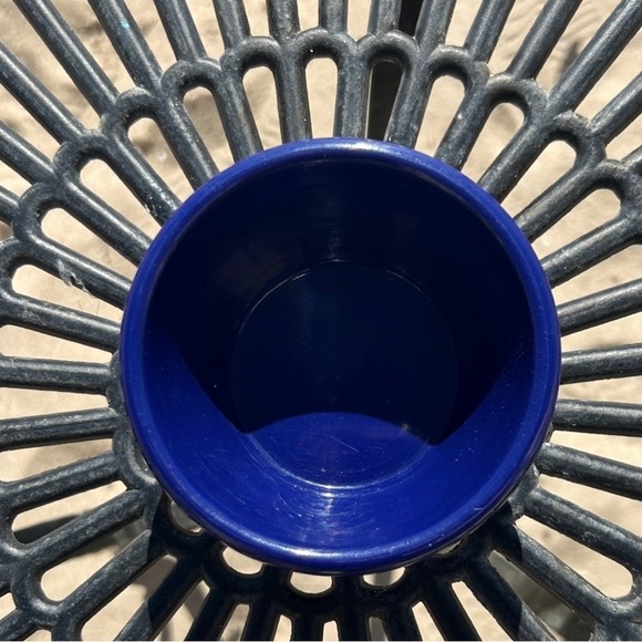 6 “Hot & Spicy” Plates And 6 Blue Salsa Containers. - Picture 6 of 7